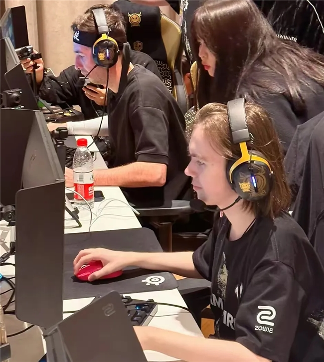 NAVI与 Spirit 在BLAST Bounty Spring 2025的比赛精彩回顾