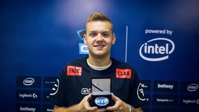 TheShy 的坦克杰斯在15分钟内取得了奢华的7-0，再次以一条命在上路击败了三条命