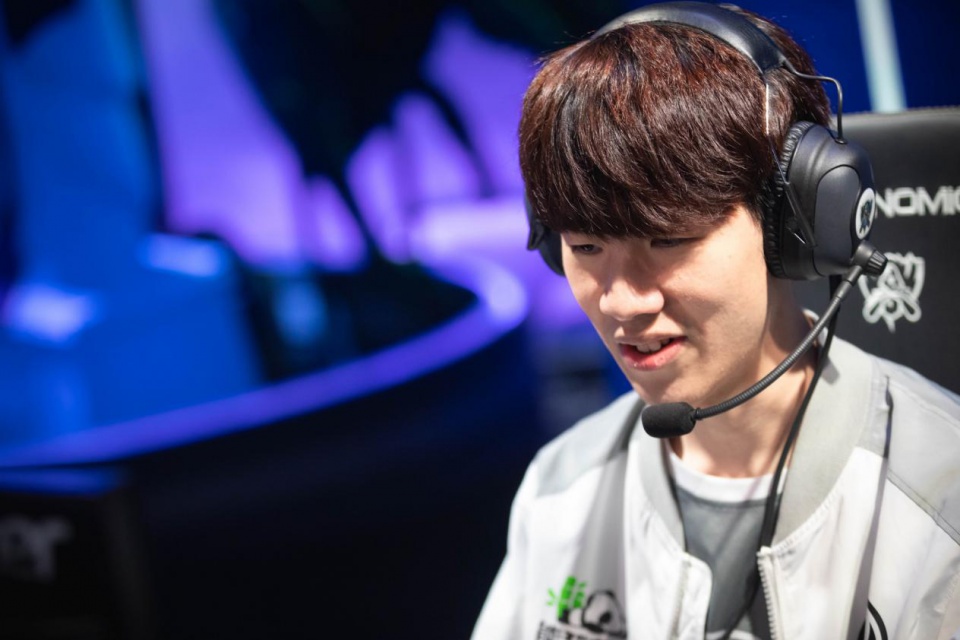 资讯两人往壕沟里一蹲，等着快递员来送货了