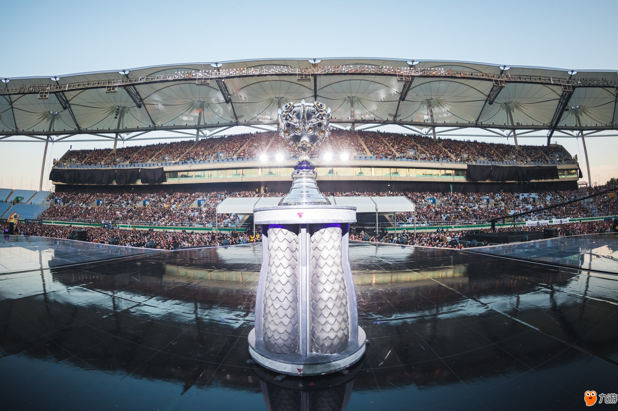 战斗歌曲开始了！单王被狼X战神Jax锁定。团队战是1对3。双方进入最后一轮